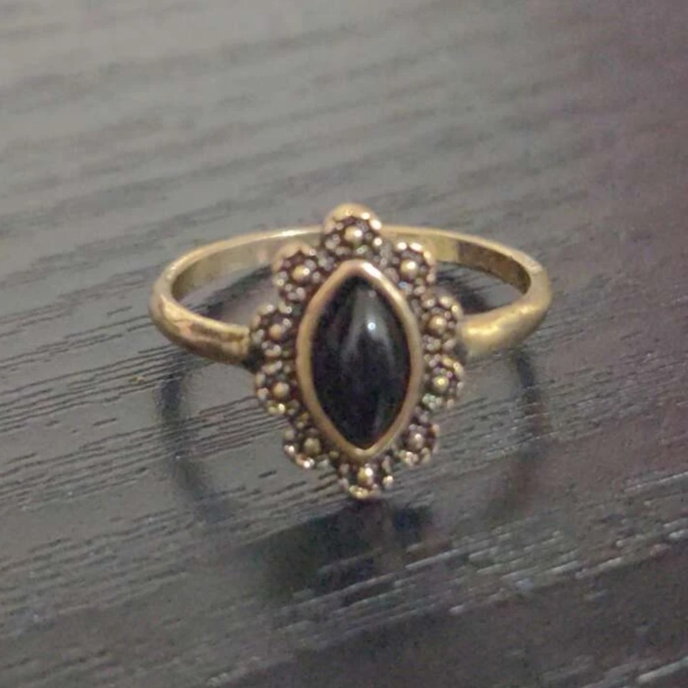 Vintage Woman’s Antique Gold Black Onyx Oval Natural Stone Floral Victorian Ring - Picture 7 of 13